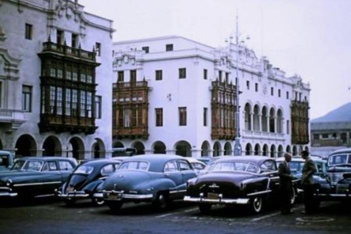 Palacio Arzobispal, Plaza de Armas de Lima, 1950 - Colección privada Jean Pierre Lemmonier.