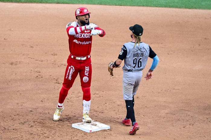 Allen Córdoba jardinero de los Diablos Rojos de México.