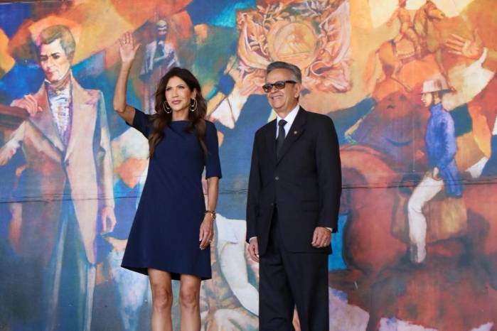 La secretaria de Seguridad Nacional de Estados Unidos, Kristi Noem y el presidente Nasry Asfura.