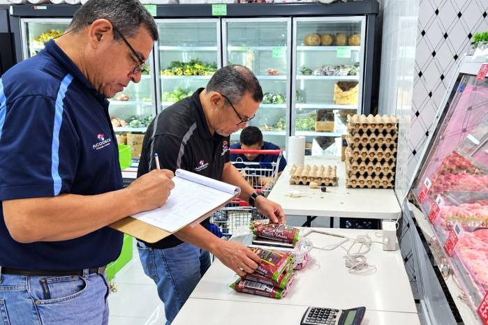 Inspectores del Departamento de Metrología de la Acodeco verifican el peso y contenido neto de productos preempacados en establecimientos comerciales.