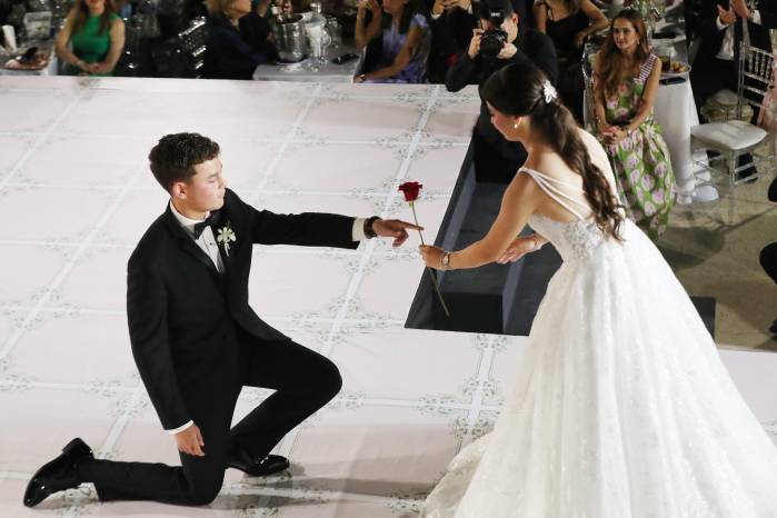 Los caballeros se acercaban a sus debutantes con una reverencia y una rosa.