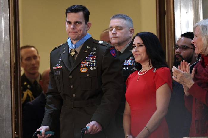 El suboficial jefe Eric Slover recibe la Medalla de Honor del Congreso durante el discurso del Estado de la Unión del presidente de Estados Unidos, Donald Trump, en una sesión conjunta del Congreso en el Capitolio de Estados Unidos