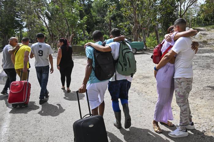 De acuerdo con declaraciones recogidas por el medio CNN, la exclusión de delitos contra la autoridad sugiere que los presos políticos no están siendo contemplados en estas liberaciones.