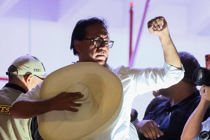 Roberto Sánchez mantiene una estrecha ventaja en el escrutinio mientras espera la revisión de miles de votos observados e impugnados.