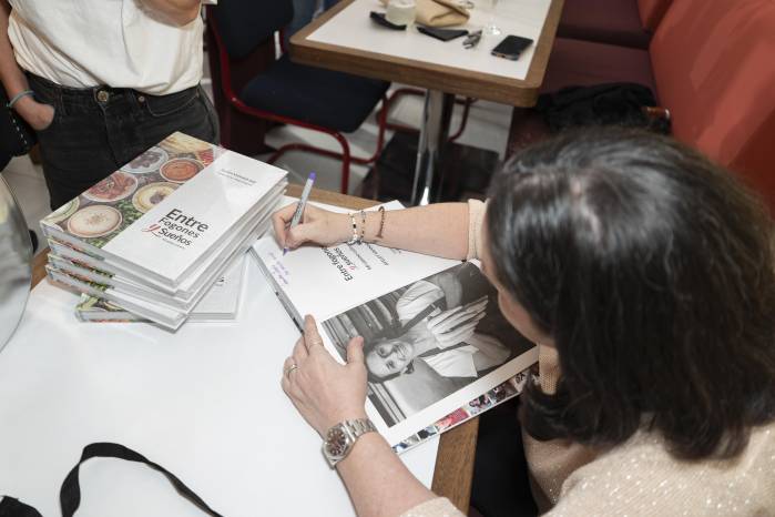 La autora dedicó libros al final de la presentación.