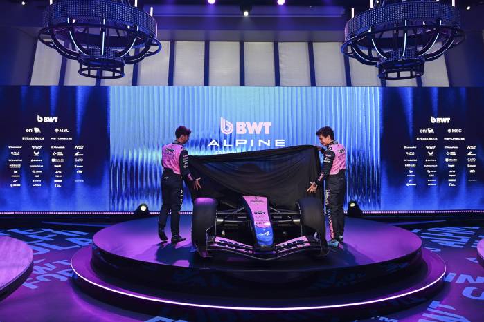 Los pilotos del equipo BWT Alpine Formula One Team, Pierre Gasly y Franco Colapinto revelan su diseño para 2026 en el MSC World Europa.