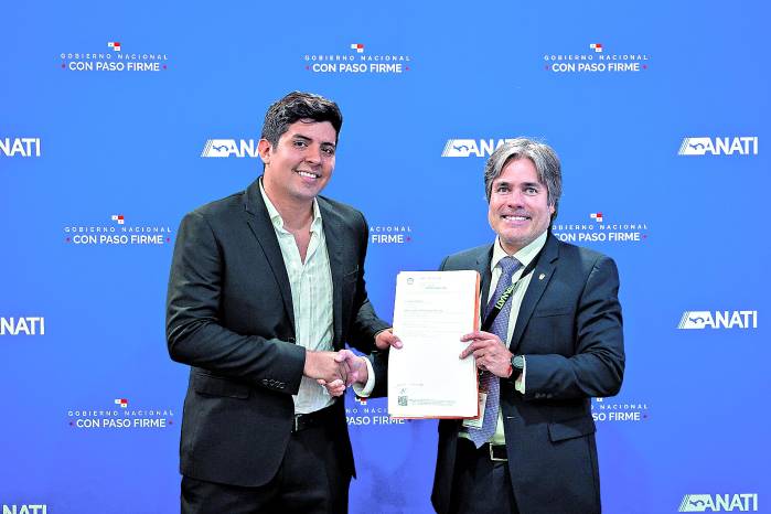 El administrador de la Anati, Andrés Pagés hizo entrega oficial de la Resolución Administrativa mediante la cual se asigna el Uso y Administración del bien inmueble a favor del Municipio de Los Santos, con el propósito de desarrollar el Proyecto Turístico de Playa El Rompío, ubicada en la provincia de Los Santos.