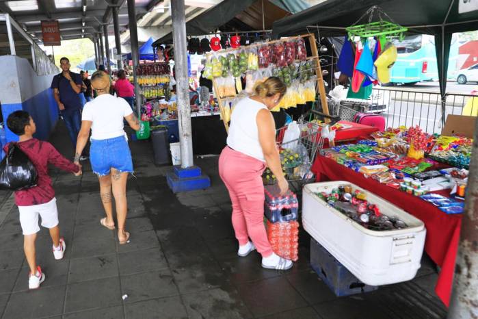El Gobierno apuesta por transformar la economía informal con una ley que regula la buhonería, protege a los trabajadores autorizados y promueve su incorporación al comercio formal.