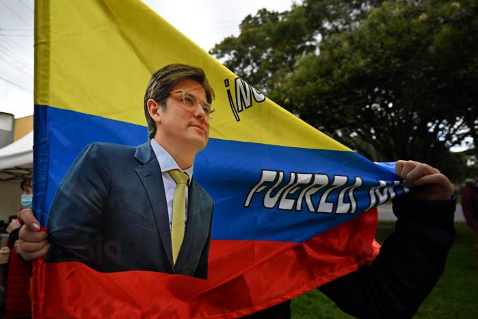 El senador colombiano lleva 38 días hospitalizado y el último informe de su pronóstico destaca una evolución clínica estable y favorable.
