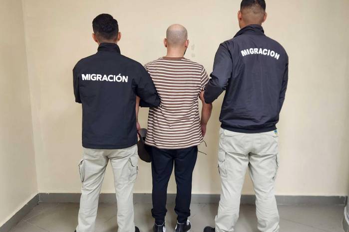 Tras su verificación y control migratorio, se realizaron todos los trámites correspondientes para entregarlo a las autoridades competentes.