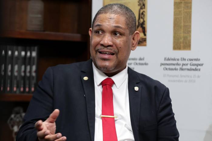 El funcionario reveló que en la administración anterior se duplicó la planilla de la institución, de allí la necesidad de la contención del gasto.