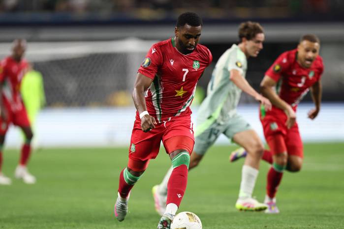 El jugador de la selección de Suriname, Gyrano Kerk.