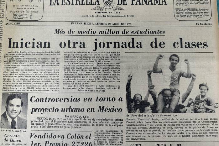 La edición argentina propicia el primer partido eliminatorio de Panamá. El triunfo 3-2 sobre Costa Rica es registrado en la portada de La Estrella el 5 de abril de 1976.
