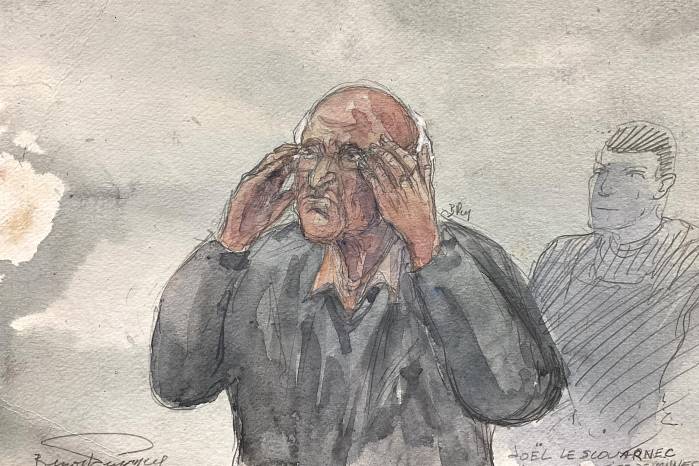 Este boceto judicial, realizado el 22 de mayo de 2025, muestra al acusado, el cirujano francés jubilado Joel Le Scouarnec (centro), reaccionando durante una audiencia en su juicio por violación y agresión sexual a 299 expacientes, en el juzgado de Vannes, oeste de Francia, el 22 de mayo de 2025.