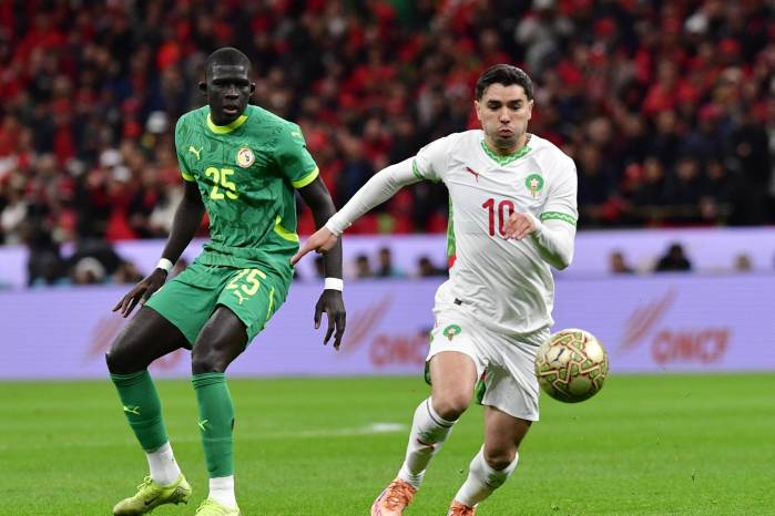 El Hadji Malick Diouf, de Senegal, y Brahim Diaz. de Marruecos, durante la final de la Copa de África 2026.