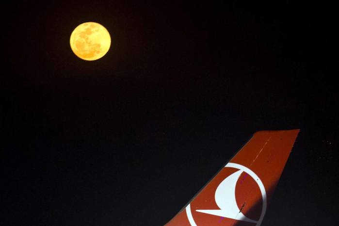 Fotografía de archivo del logo de la aerolínea Turkish Airlines.