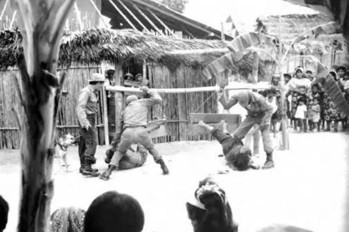 El uso obligatorio de ropa occidental y la presión para abandonar adornos tradicionales como las molas o las chaquiras no eran simples cambios estéticos.