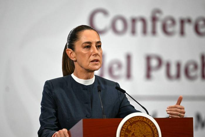 La presidenta de México, Claudia Sheinbaum, habla durante su conferencia de prensa diaria en la que anunció avances en la organización de la próxima Copa Mundial de la FIFA 2026, en el Palacio Nacional de la Ciudad de México el 3 de noviembre de 2025.