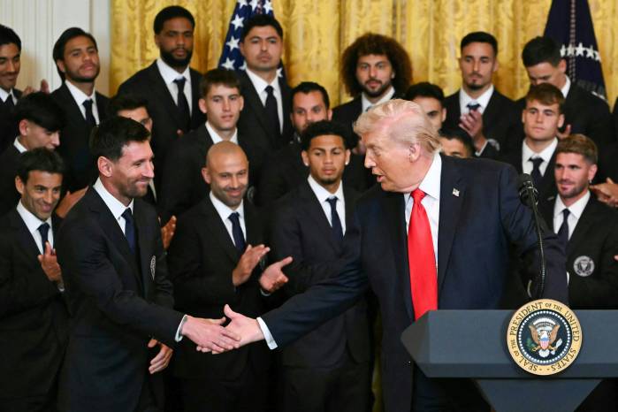 Lionel Messi (izq) estrecha la mano de Donald Trump durante su visita a la Casa Blanca.