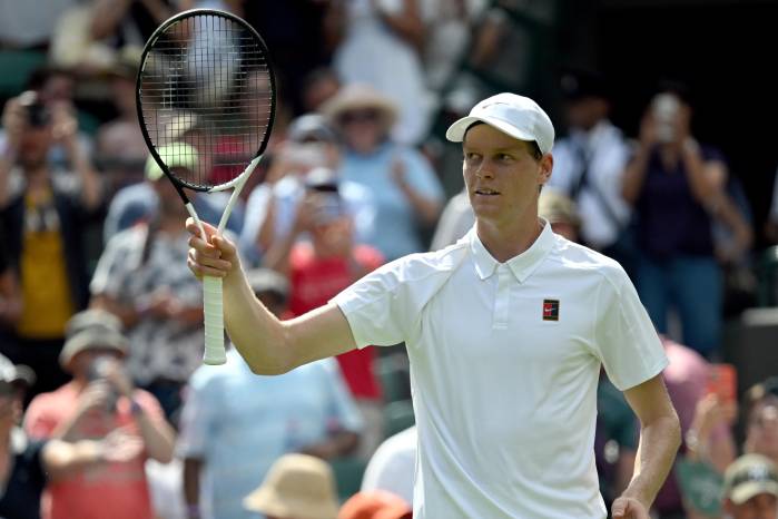 El italiano Jannik Sinner celebra su victoria en su debut en Wimbledon ante el italiano Luca Nardi.