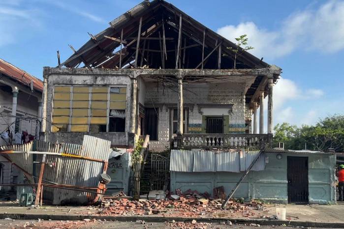 Fachada de ladrillos colapsada sobre la acera en la esquina de la calle 5ta y avenida Central de Colón.