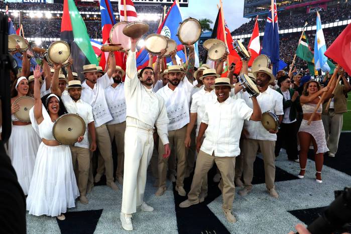 Bad Bunny exhibió un mensaje de unidad latinoamericana: una América que vaya más allá de Estados Unidos.