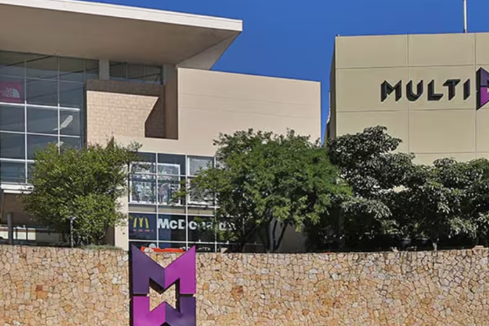 Fachada del centro comercial, Multiplaza, ubicado en Escazú, Costa Rica.