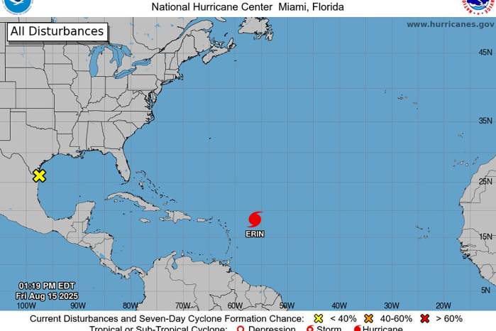 Imagen tomada de la página oficial del Centro Nacional de Huracanes que muestra el mapa de la tormenta tropical Erin en el Atlántico.
