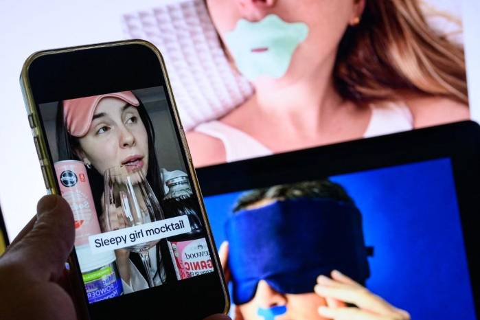 Esta fotoilustración, tomada en Washington, D. C., el 14 de julio de 2025, muestra imágenes en internet y redes sociales de “sleepmaxxing”, con vendajes bucales, antifaces y bebidas. Desde vendajes bucales hasta balanceos de cuello con cuerdas, una tendencia viral en redes sociales promueve rutinas extremas para la hora de dormir que prometen un sueño perfecto, a pesar de la escasa evidencia médica y los posibles riesgos de seguridad.