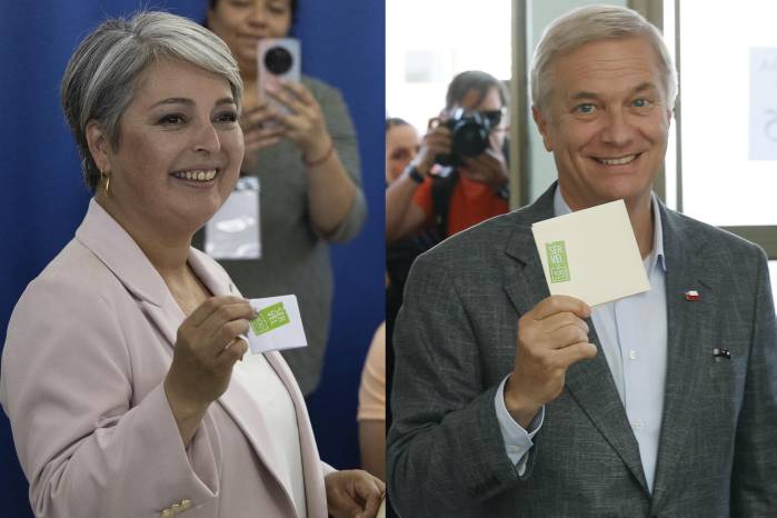 Los candidatos a la Presidencia de Chile Jeannette Jara y José Antonio Kast luego de votar este domingo.