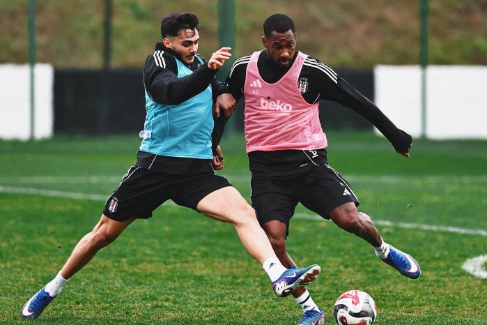 Michael Murillo (der.) durante un entrenamiento con el Besiktas.