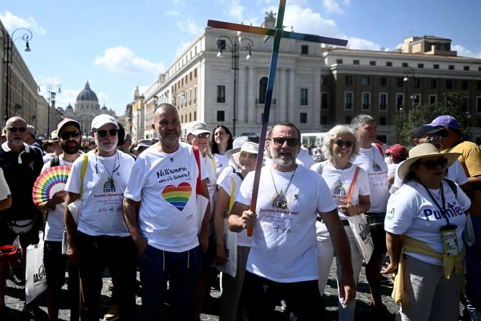 Peregrinos marchan ante la Puerta Santa de la Basílica de San Pedro durante el Jubileo.