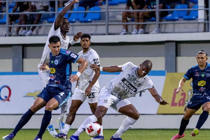 Instantes del partido entre Veraguas United y el CAI.
