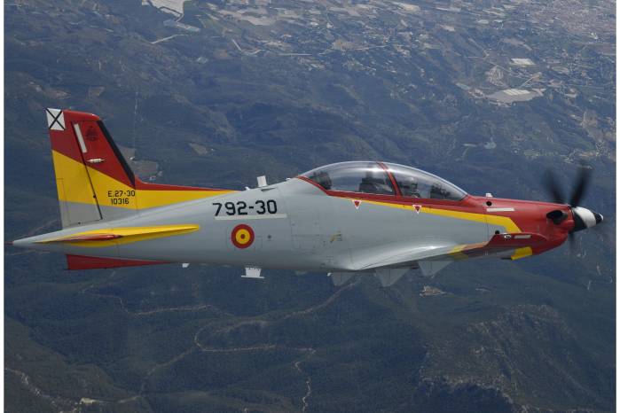 Su formación ha incluido no solo destreza aeronáutica, sino también adiestramiento técnico especializado.