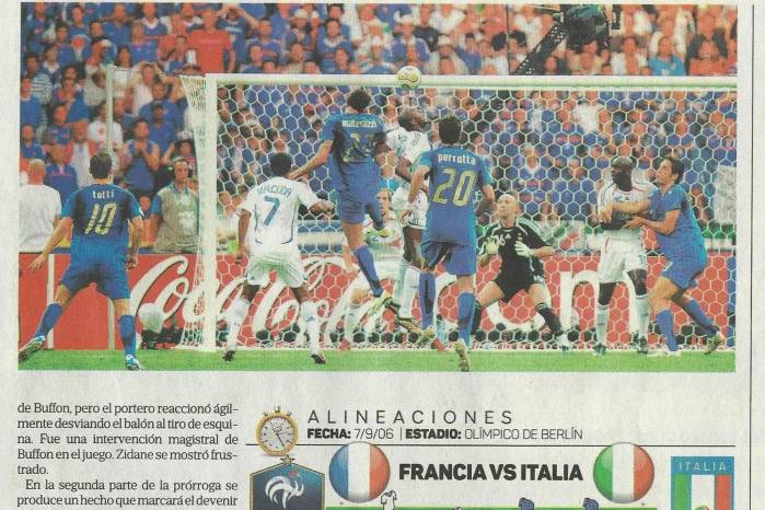 Marco Materrazzi será protagonista relevante. Aquí se eleva sobre los defensores galos para empatar el partido 1-1, cometerá un penal y hará expulsar a Zidane.