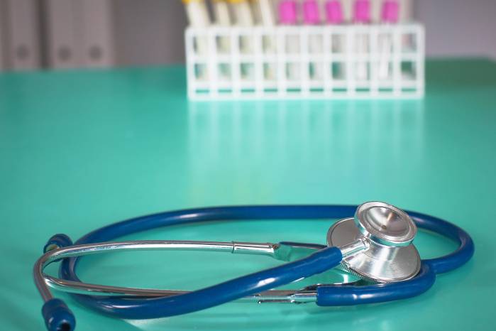 Existe una diferenciación entre los conceptos de eutanasia y suicidio asistido. La eutanasia se produce cuando el médico provoca la muerte del paciente, mientras que el suicidio asistido consiste en la colaboración del médico en un proceso para facilitar la muerte.