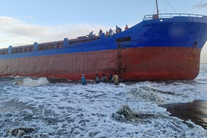 Unidades aeronavales y de la AMP dan seguimiento a un barco de carga encallado en la playa de María Chiquita, Costa Arriba, provincia de Colón.