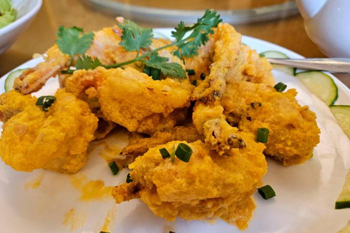 Langostinos rebosados con huevos de pato salados.