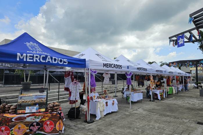 Artesanos ofrecieron sus productos a los visitantes.