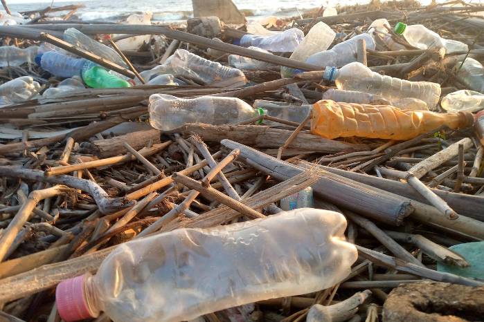 El uso de plásticos causa daños significativos al medio ambiente.