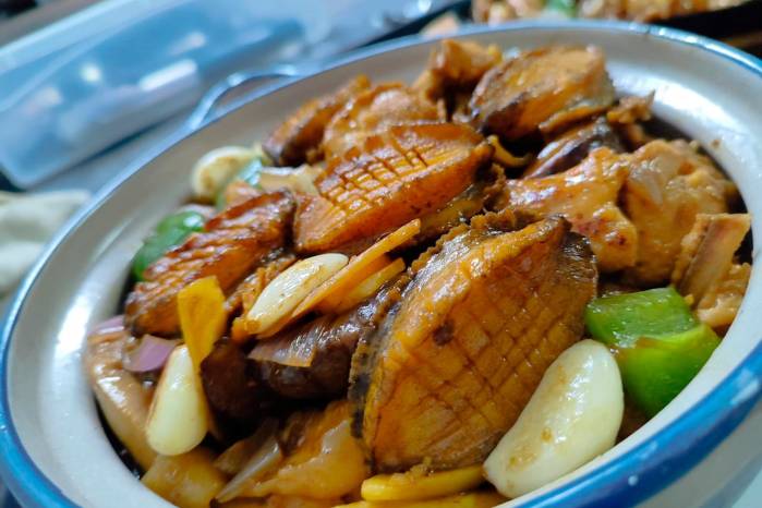 Cacerola de gallina con abulones.
