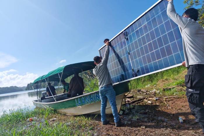 En a comunidad de Cimarrón Paraíso en el corregimiento de Limón, Colón, las 9 viviendas de la comunidad son alimentadas con energía de ocho paneles solares de 615 watts.