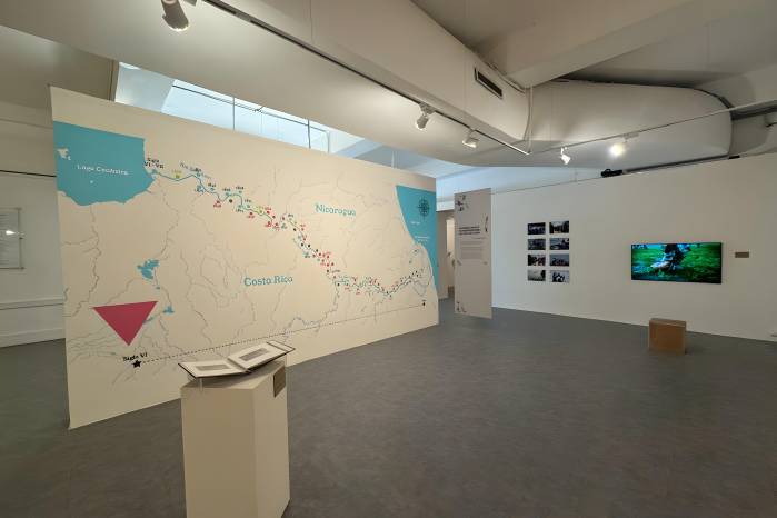 El título de la exposición remite a un texto sobre educación artística que compara el buen arte con la lluvia, capaz de empaparnos y transformar nuestra percepción.
