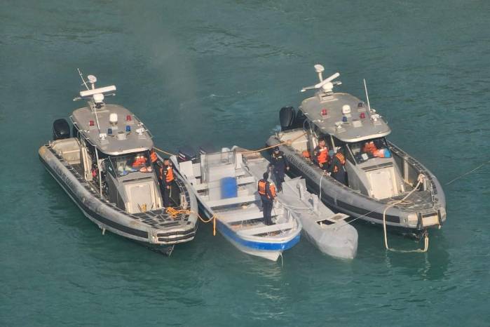 Fotografía difundida por la oficina de prensa de la Armada de Colombia que muestra un semisumergible no tripulado, conocido como Buque de Perfil Bajo, entre dos embarcaciones de la Armada de Colombia en la costa del Parque Tayrona, cerca de Santa Marta, Colombia, el 2 de julio de 2025.