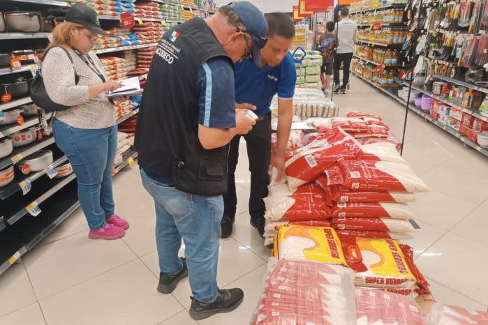 Personal técnico de la Acodeco verifica los inventarios de arroz en establecimientos comerciales, silos, bodegas y demás.