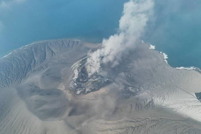 Una fotografía facilitada por la Agencia Geológica de Indonesia muestra una vista aérea del volcán Anak Krakatau expulsando materiales volcánicos al aire tras una erupción en el estrecho de la Sonda, Indonesia.