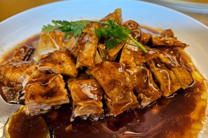 Gallina en salsa de soya.