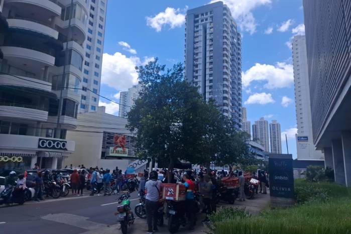 Motorizados de PedidosYa se concentran en calle 74 de San Francisco durante el paro indefinido por mejores tarifas y condiciones laborales.