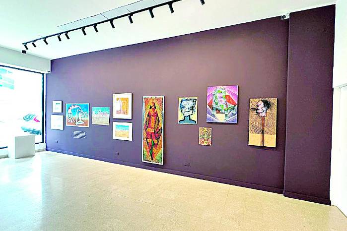 En la exposición se pueden observar 27 obras de ‘Tabo’, que varían en estilos y colores.