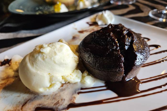 Volcán de chocolate y helado de vainilla.